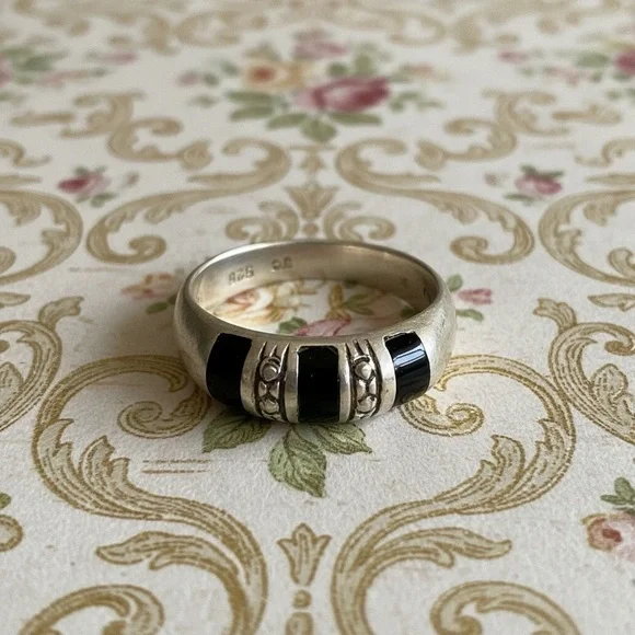 Onxy & Marcasite Size 7 Ring stamped 925 - Picture 4 of 4